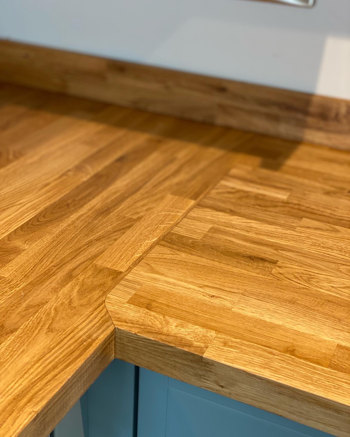 Close-up of a solid oak worktop joint and edge